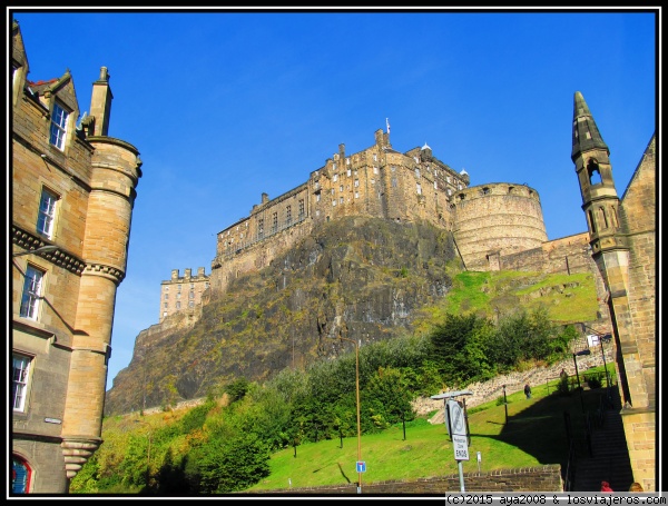 ALLÁ  EN  LONTANANZA
CASTILLO DE EDIMBURGO desde la Calle Grassmarket
El castillo se asienta sobre un volcán extinto, la lava ennegrecida que lo sustenta,así lo atestigua
