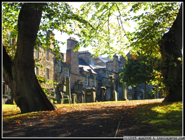 DESCANSO ETERNO
Cementerio de Greyfriars - Edimburgo (Escocia)
Lugar de enterramiento de William Mackenzie,cuyo espíritu parece que no descansa como debiera y anda por allí dando algún susto que otro.
