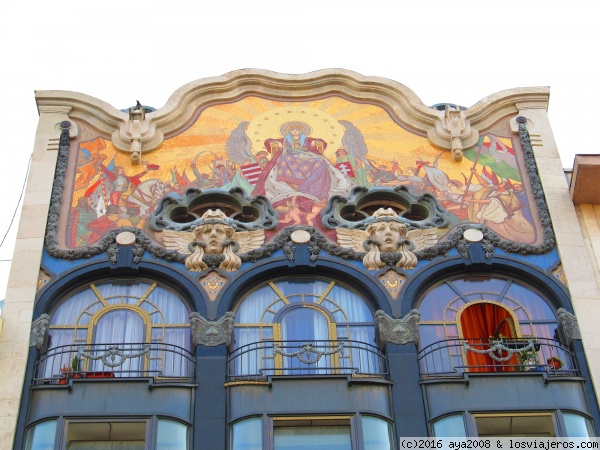 ART NOUVEAU BUDAPEST
Edificio sede del antiguo banco turco en Budapest (Banco TöRök) diseñado por Henrik Böhm y Ármin Hegedús en 1906,el colorido mosaico es obra de Miksa Róth, y se titula 'Gloria a Hungría'.
