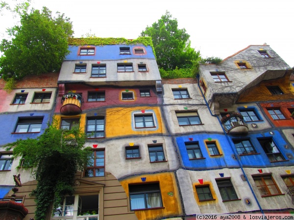 VIVIENDO EN UN ARCO IRIS
CASAS  HUNDERTWASSER - VIENA
Suelos ondulados, árboles que crecen dentro de las habitaciones y salen por las ventanas,explosión de colores,así era la imaginación de este pintor .
