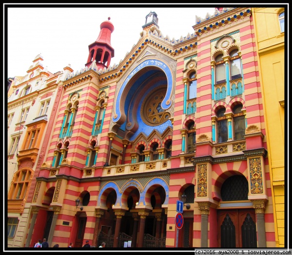 JERUZALÉMSKÁ
SINAGOGA JERUSALEN - PRAGA
La más moderna de las sinagogas de la ciudad, en estilo modernista/morisco,llama la atención su colorida fachada.
