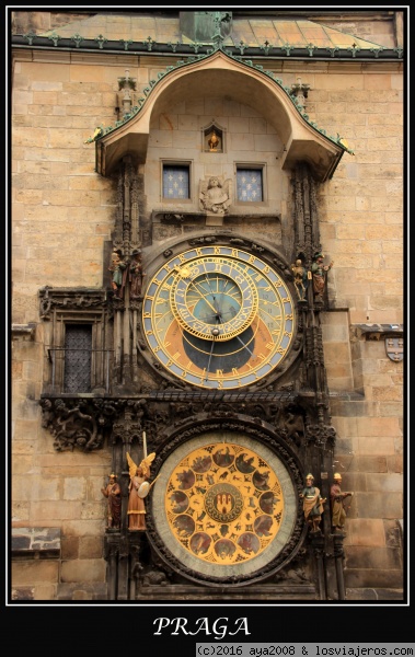 MARCANDO EL TIEMPO
RELOJ ASTRONOMICO - PRAGA 
Situado en la pared sur del ayuntamiento de la ciudad  vieja,es uno de los símbolos más conocidos de esta bella ciudad.
