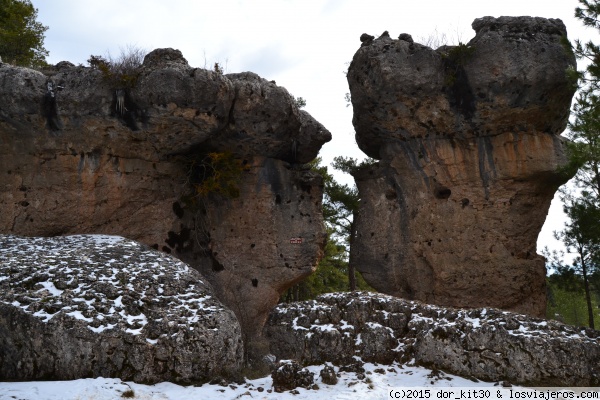 Amantes de Teruel (Ciudad Encantada-Cuenca)
La visita a la Ciudad Encantada de Cuenca consta de un recorrido circular de 2,5 kilómetros aproximadamente, perfectamente señalizado.
 Se pueden contemplar una diversidad de formaciones rocosas a las que se han dado nombres de animales y objetos.
