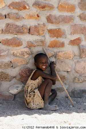 Niño Feliz
Se ve que son muy pobres, pero la sonrisa de los niños nos muestra los felices que son aquí, ya quisiéramos nosotros ser tan felices como ellos”
