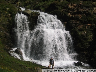 Andorra
Pic de la Serrera es la quinta cima andorrana que supera los 2900m. ... sin dejar el rio, que va formando cascadas pequeñas pero caudalosas,
