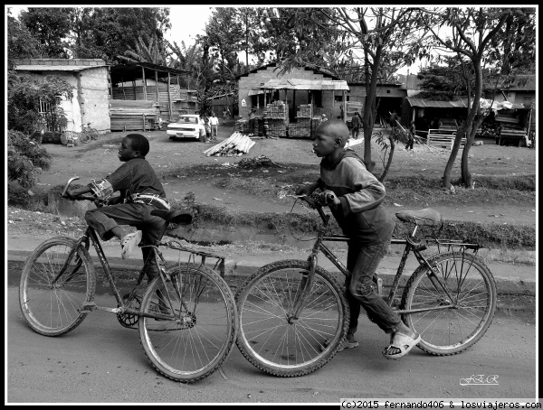 El Club de las bicicletas
No te puedes llegar a imaginar la diferencia que supone una bicicleta para una familia en la África rural.
