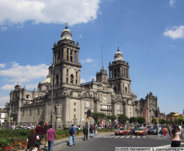 Catedral Metropolitana
La Catedral Metropolitana de la Ciudad de México se ubica en la Plaza de la Constitución y se trata de una de las mayores y más bellas obras arquitectónicas de la época colonial.
