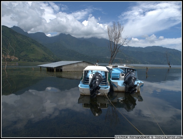 Lago  Atitlan
No hay fotografía que le haga justicia a esta parte del mundo.  Sencillamente es uno de esos rincones del mundo que hay que ver por uno mismo.
