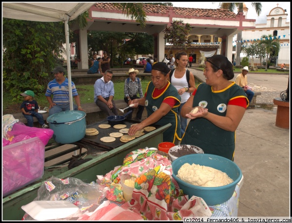 La cocina tradicional hondureña
Tortillas de maíz rellenas de frijol.
 La comida típica de Honduras está basada en carnes, aves y pescados, tortillas, frijoles, arroz, productos lácteos como quesos y mantequillas de la zona, verduras o legumbres, y frutas. El café como bebida aromática.
