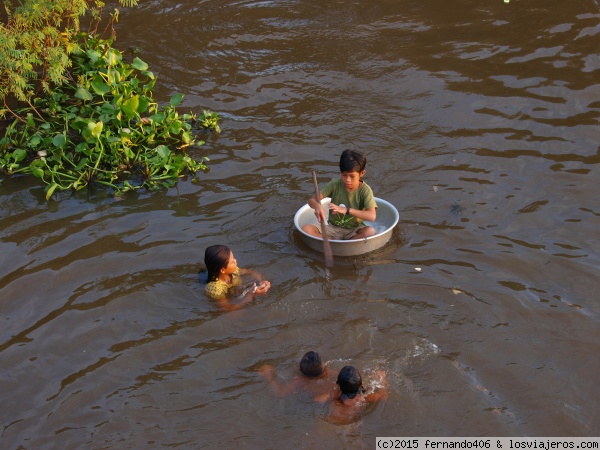 Lago Tonle Sap en Camboya
Lago Tonle Sap en Camboya,Jugando en el lago.
