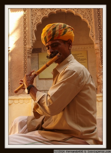 La Flauta
El bansuri (en hindi बांसुरी) es una flauta transversal alta originaria de la India, hecha de una sola pieza de bambú y que consta de seis o siete agujeros
