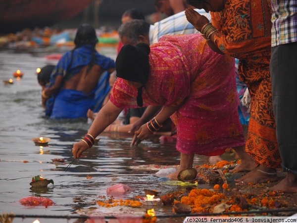 Ofrenda en la orilla del Ganges
Ofrenda en la orilla del Ganges
