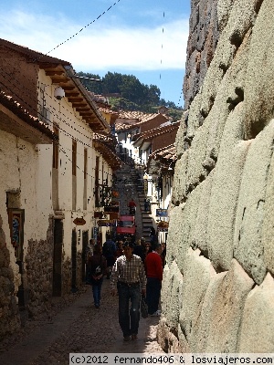 Cuzco
En la Calle Hatum Rumiyuq se encuentra  la piedra de los doce ángulos.
