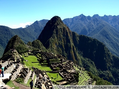 Es el promontorio rocoso que une las montañas Machu Picchu y Huayna Picchu en la vertiente oriental de la Cordillera Central, al sur del Perú y a 2490 msnm
