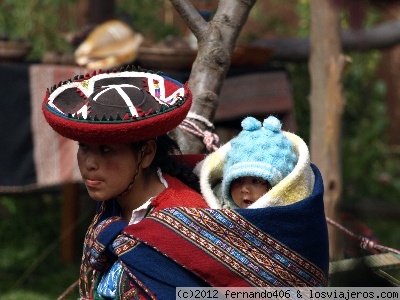 Mujer peruana tradicional
La ropa peruana tradicional se compone de túnicas de colores vibrantes, vestidos y ponchos, con diseños brillantes y geométricos. Estos diseños han sido utilizados en la ropa para hombres y mujeres peruanos durante miles de años.
