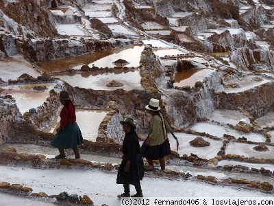 Salinas en Maras
Salinas en Maras constituidas por unos 3000 pozos pequeños con un área promedio de unos 5 m², construidos en un costado de la inclinación de la montaña de 