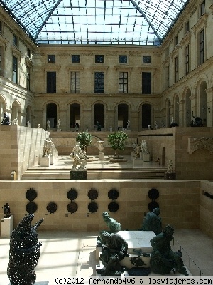 El Museo del Louvre (
El Museo Nacional del Louvre es, de todas las pinacotecas del mundo, la más conocida por la gente.
