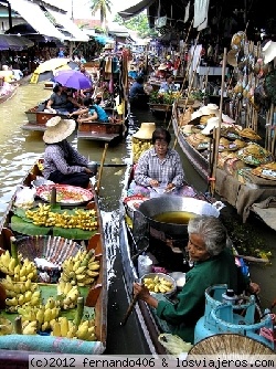 MERCADO FLOTANTE DAMNOEN SADUAK
Una muestra del pasado tailandés, cuando los ríos resultaban la única vía de comunicación.En el mercado flotante podemos ver como se la compra-venta de fruta, verduras y comida en general y también bastante productos para turistas.
