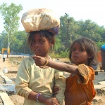 Niños con cargas cerca de Udaipur Rajastan India