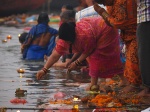 Ofrenda en la orilla del Ganges