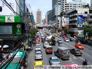 Calle de Bangkok
Las calles de Bangkok están abarrotadas de coches, autobuses, bicicletas,
