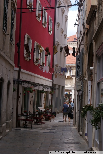 Callejeando por Split
Curiosa forma de llamar la atención de una zapateria
