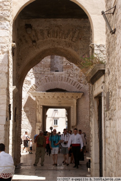 Puertas interiores del Placio de Diocleciano
Una de las muchas puertas interiores del Palacio. Hay alguna abovedada en la que es habitual encontrase con artistas cantando arias de ópera
