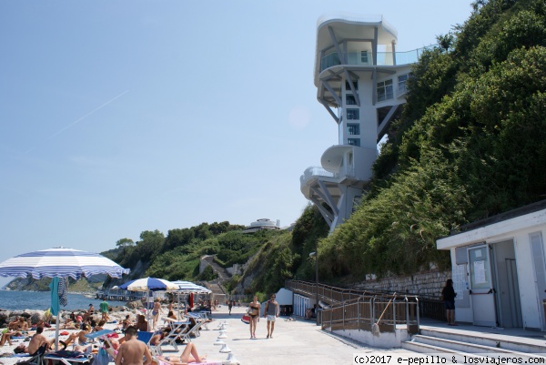 Ancona. Una playa con ascensor!!!
Pintoresca playa de piedras en la ciudad. Curiosidad: se accede por un gran ascensor
