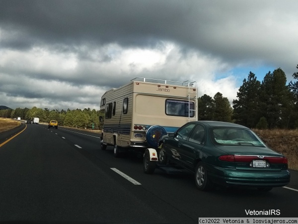 Caravana con coche a rastras
Por las carreteras americanas
