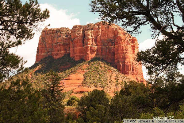 Sedona, Arizona
Sedona es una población del desierto de Arizona cercana a Flagstaff, rodeada de colinas de roca rojiza, cañones profundos y bosques de pinos.
