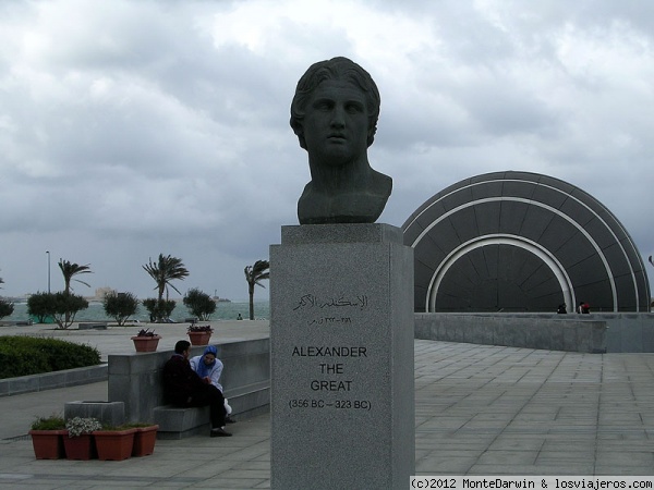 Biblioteca de Alejandría
Busto dedicado a Alejandro Magno a la entrada de la nueva Biblioteca de Alejandría.
