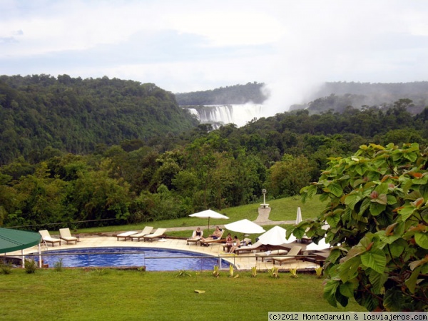 Hotel Sheraton en el Parque Nacional de Iguazú
Vista de las cataratas desde el Hotel Sheraton, el único establecimiento hotelero dentro del Parque, en la parte argentina. Sus huéspedes pueden acceder al Parque las veces que lo deseen simplemente con la tarjeta de su habitación.
