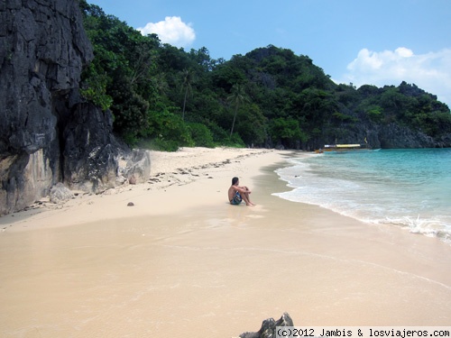 Playa en Caramoan
Una de las tantas islas carsicas que hay en Caramoan, Filipinas.
En estas islas se filmo el reality show Survivor
