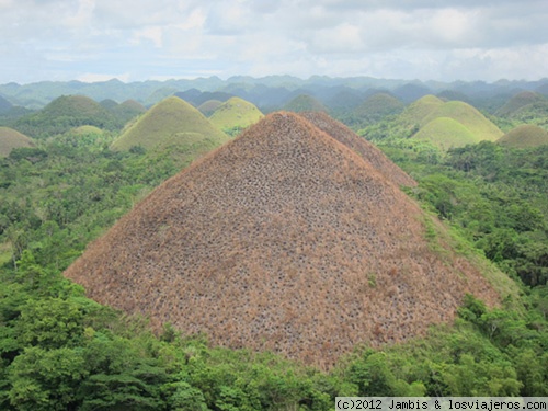 Colinas de Chocolate
Colinas de Chocolate en la isla de Bohol, Filipinas
Se compone de alrededor de 1268 conos en formas de colinas de aproximadamente el mismo tamaño, repartidas en una superficie de más de 50 kilómetros cuadrados
