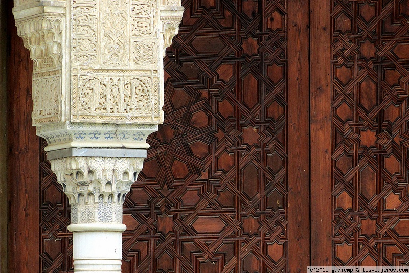 Foro de Alhambra en Andalucía: Un capitel y una puerta de la Alhambra