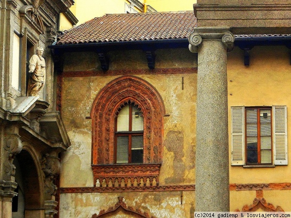 Milan: Piazza Mercanti
Esquina de la Piazza Mercanti de Milan, con la Casa Panigarola al frente (siglo XV) y el Palacio de las Escuelas Palatinas (siglo XVII) a la izquierda
