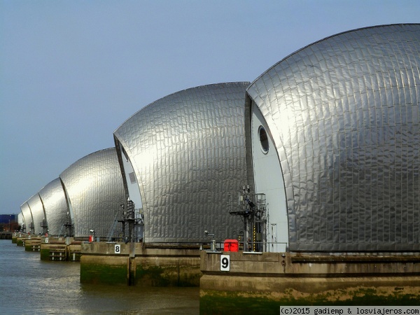 Londres: La Barrera del Támesis
Fue construída para evitar las inundaciones provocadas por las mareas extremadamente altas del Mar del Norte. Se encuentra cerca de Greenwich
