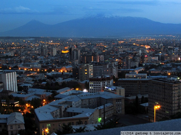 Cae la noche sobre Yerevan y el Monte Ararat
La ciudad de Yerevan y el Monte Ararat al anochecer
