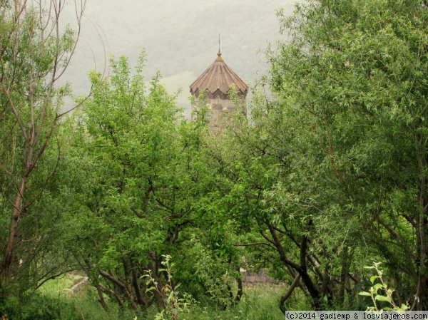 Tatev: Una torre asoma entre el arbolado
Una torre de la Iglesia de la Madre de Dios del Monasterio de Tatev, en la provincia de Syunik, asoma por entre el arbolado.
