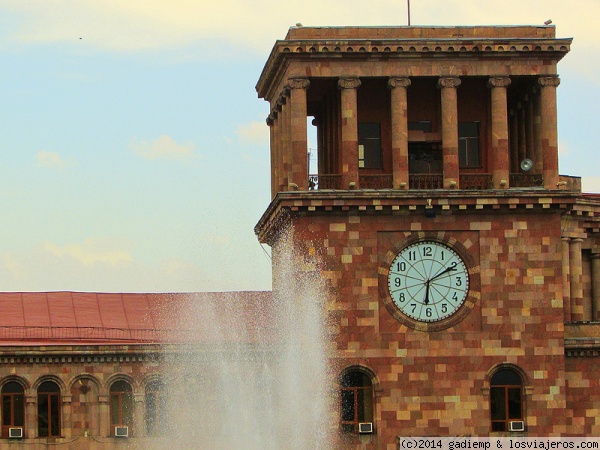 Yerevan: Edificio de la Plaza de la República
Edificio de oficinas del Gobierno de Armenia situado en la Plaza de la República de Yerevan. Es una construcción tĺpicamente armenia hecha con ladrillo de toba volcánica, con su característico tono rosáceo. A Yerevan se la conoce como 