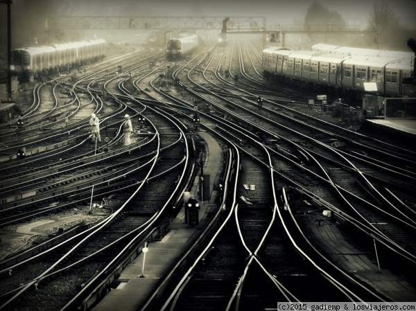 Londres: Estación de Clapham Junction
Dos trabajadores en la Estación de Clapham Junction de Londres que, a pesar de que no es la más céntrica de la ciudad (está en zona 2), es la de mayor tráfico ferroviario de Europa: Por esta estación pasan entre 100 y 180 trenes cada hora durante el día.
