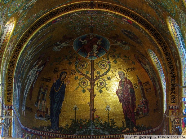 Londres: Westminster Cathedral: Mosaico de la Capìlla de Nuestra Señora
El árbol de la vida (del que emana agua) entre la Virgen y San Pedro. Tras la Virgen está la Torre de Londres, el Puente de la Torre y el Arcángel S. Gabriel. Junto a San Pedro está la Catedral de Westminster (de la que es Santo Patrón) y el Arcángel S. Miguel. Sobre ellos, el Pantocrator.
