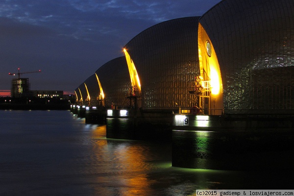 Londres: Noche en la Barrera del Támesis
Las esclusas de la Barrera del Támesis están iluminadas por la noche.
