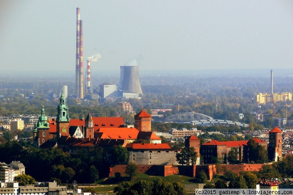 Cracovia: Wawel y Nowa Huta
Cracovia con el Castillo y Catedral de Wawel en primer término y las chimeneas del complejo siderúrgico de Nowa Huta detrás. La distancia entre ambos es de 15 kms, lo que da una idea de la inmensidad de Nowa Huta, cuya superficie quintuplica la del casco antiguo de Cracovia (Stare Miasto)
