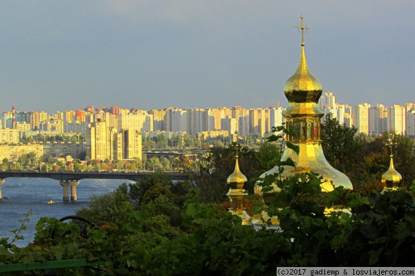 Kiev: Pechersk Lavra y el Dnieper
Cúpula de la Iglesia de la Exaltación de la Cruz del Monasterio de las Cuevas (Pechersk Lavra) y el río Dnieper en Kiev
