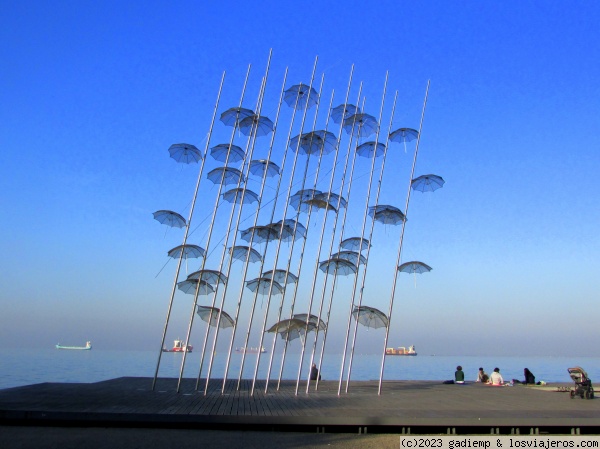 Los Paraguas de Tesalónica
Los Paraguas de Tesalónica es obra del escultor Giorgios Zogolopoulos (1903-2004) y se han convertido, junto a la Torre Blanca, en todo un emblema de la ciudad.
