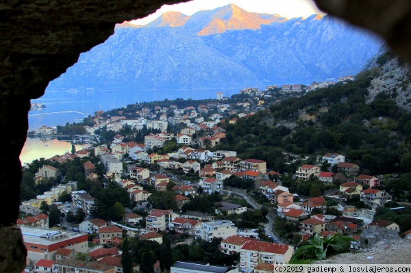 Kotor
La ciudad de Kotor vista desde el porche de la Iglesia de Nuestra Señora de los Remedios
