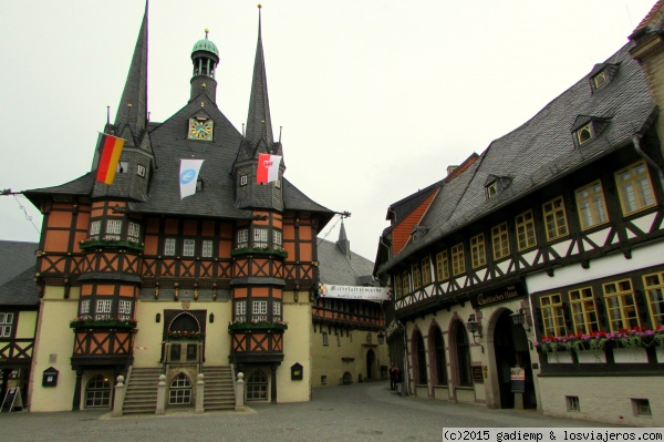 Wernigerode: Rathaus (Ayuntamiento)
Considerado como uno de los mejores edificios de entramado de madera de Alemania. Es de la primera mitad del s. XVI. Su fachada incluye miradores coronados por esbeltas agujas. Tiene doble escalinata y tallas de madera represntando los nobles de la ciudad.
