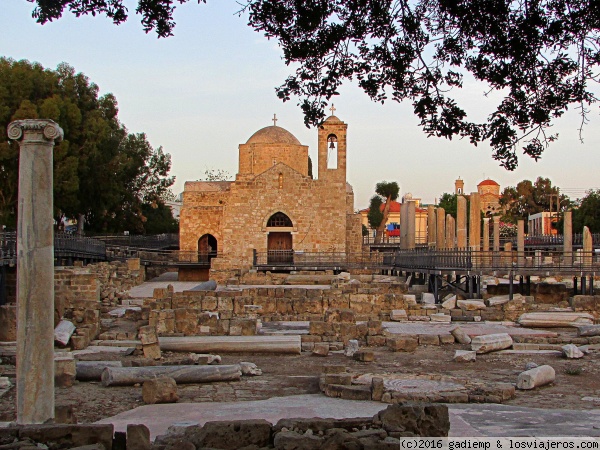 Pafos: Iglesia de Panagia Chrysopolitissa
Del siglo XVI, construída sobre una del S. XIII, que a su vez fue construída sobre los restos de una gran basílica de 7 naves, del siglo IV, a la cual pertenecían los mosaicos y las columnas que aún quedan en pie en el yacimiento arqueológico que rodea a la iglesia.
