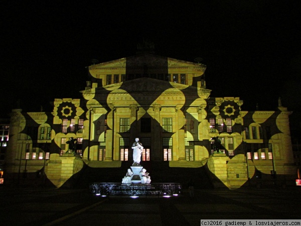 Konzerthaus, Berlin
El Konzerthaus -antiguo Teatro de Berlin- se encuentra en la Plaza Gendarmenmarkt. En Octubre se celebra en Berlin un Festival de Luces, llevándose a cabo animaciones y efectos con luces  a partir de las 7.30 de la noche, sobre algunos de los edificios más emblemáticos de la ciudad.
